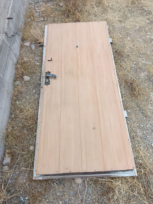 Металически двер