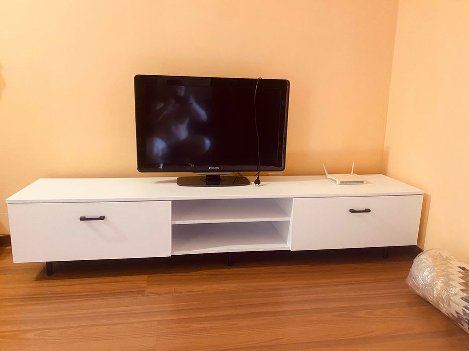 Телевизор Philips, сборка Польша вместе с белой подставкой под ТВ