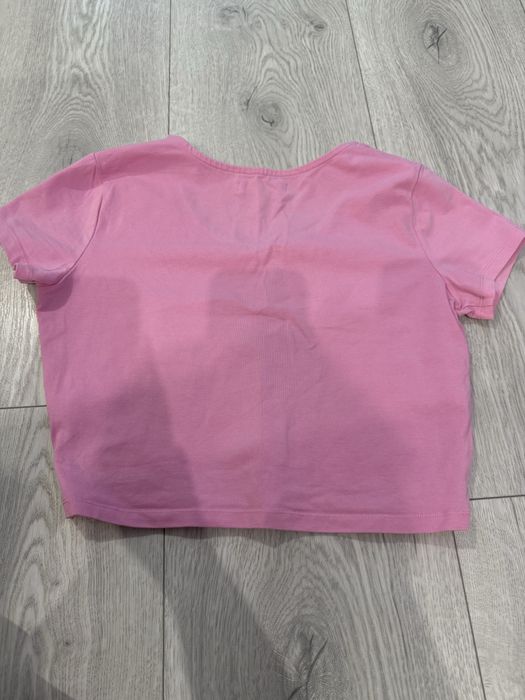 черни къси панталони и розова блузка