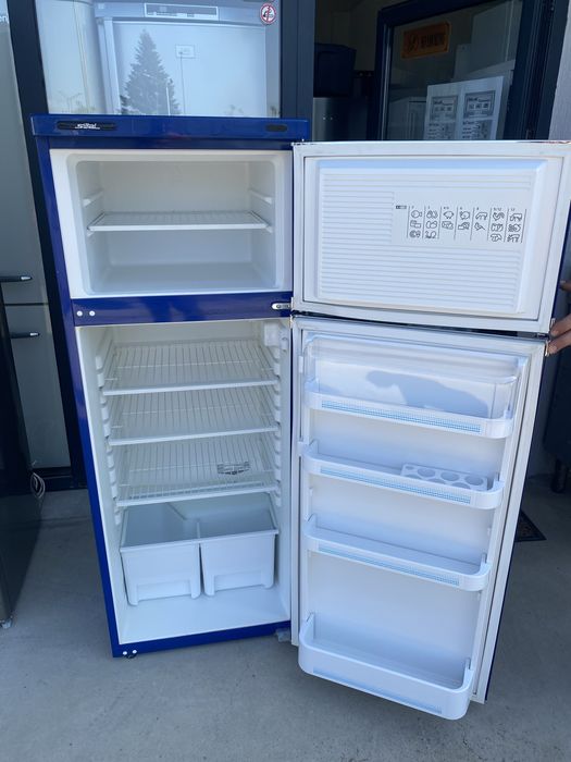 Син хладилник с камера