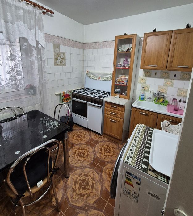 APARTAMENT  3 camere, Et. 2