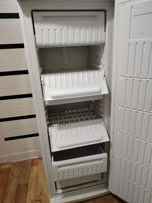 Продаю рабочий морозильник