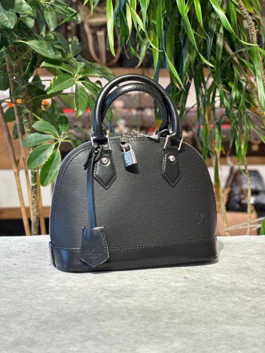 Geanta Louis Vuitton noua !!! Dimensiuni 28/19 !!!