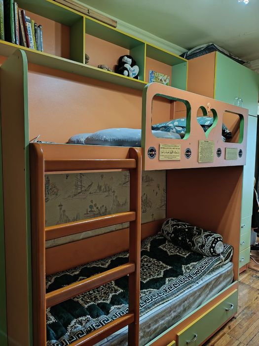 Детская мебель, на 3 спальных мест, писменный стол, шкафы