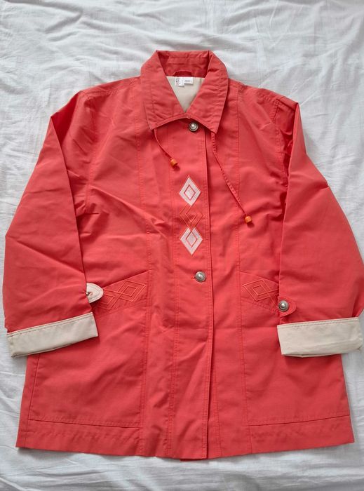 Particular! Pardesiu de primăvară model retro