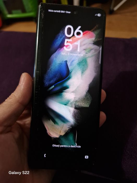 Z Fold 3 ecran mic functional si cel mare defect