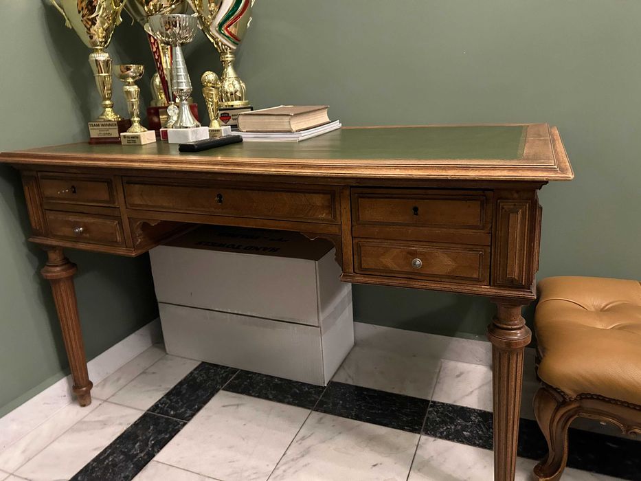 Дървено бюро с кожен плот в зелено /кафяво