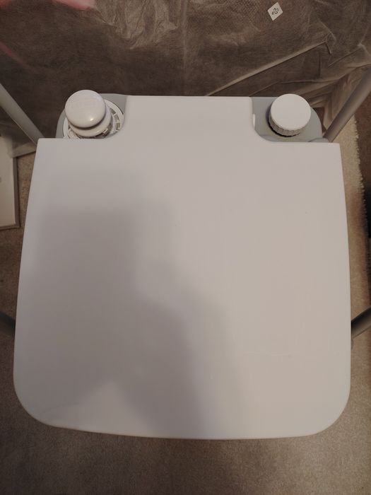 Химическа тоалетна и стойка за нея. Нови, неупотребявани.