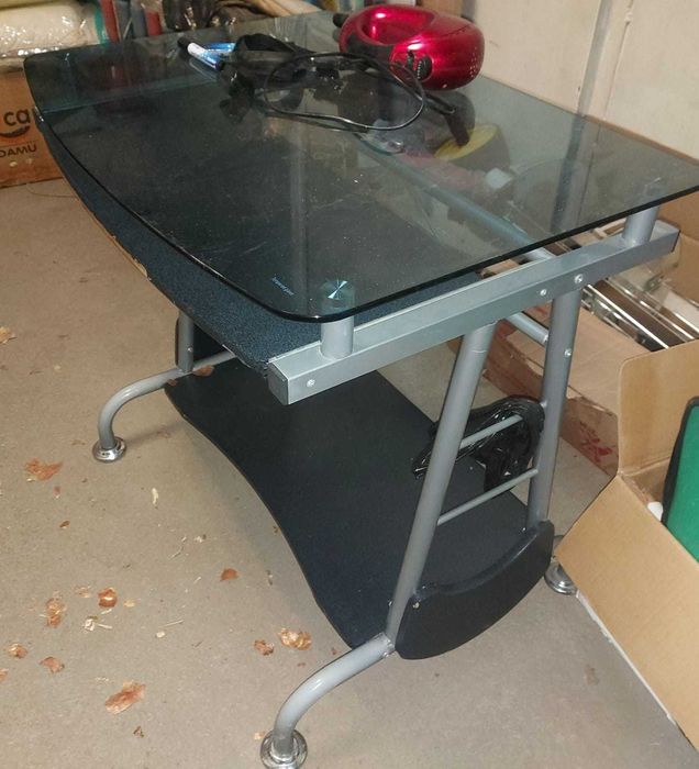 Компьютерный столик из стекла