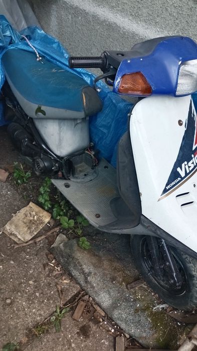 Doar la pachet amindoua 2scutere honda și Suzuki trebuie aranjate preț fix anunț  amindoua  nu schimb Campina
