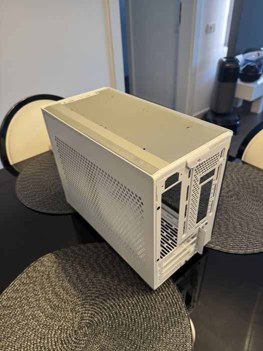 Cooler Master NR200P White Mini-ITX – modificată pentru 3x radiator 240 mm