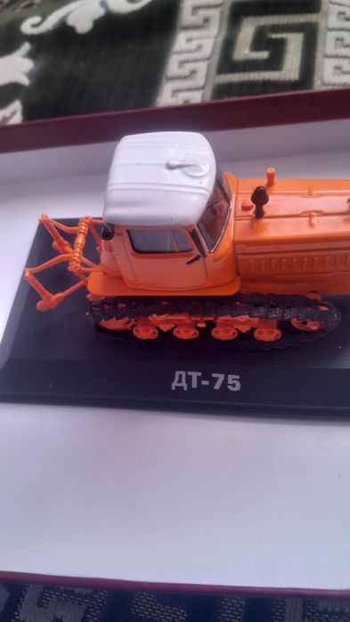 Модель трактора и легковой машина .