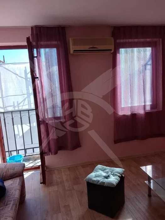 Дава се под наем Едностаен апартамент в Варна, Център - 28 кв.м за 210 € - Снимка #2