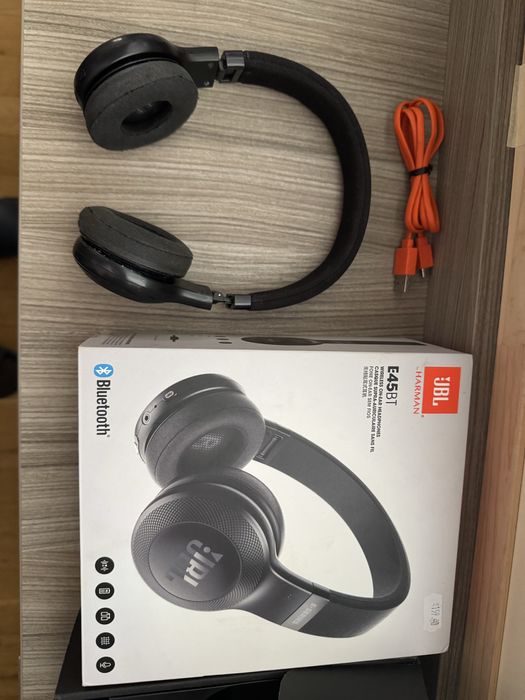 UBL Безжични слушалки с оригиналните си кабел за зареждане  и кутия