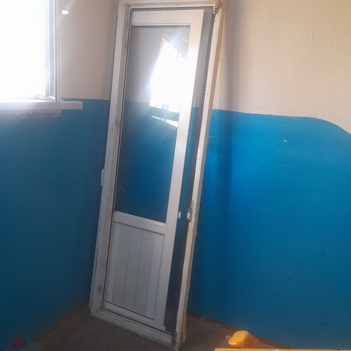 Бпродам балконную дверь