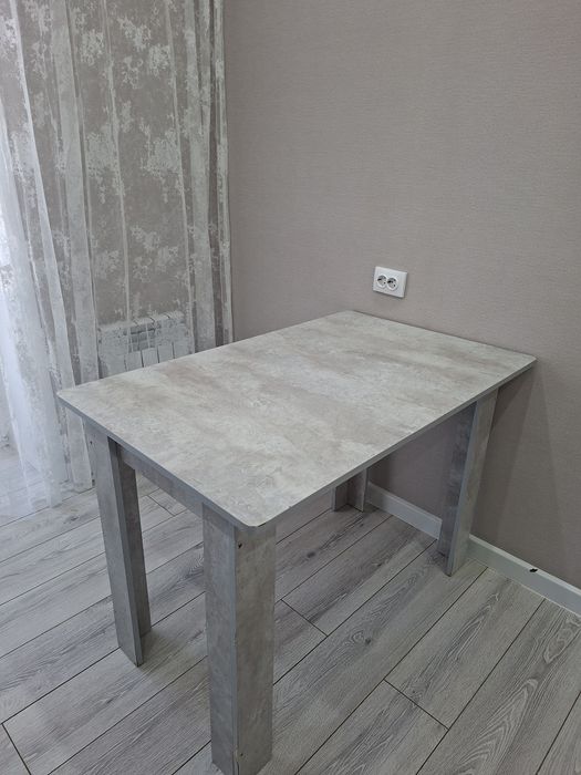 Продам кухонный стол со стульями