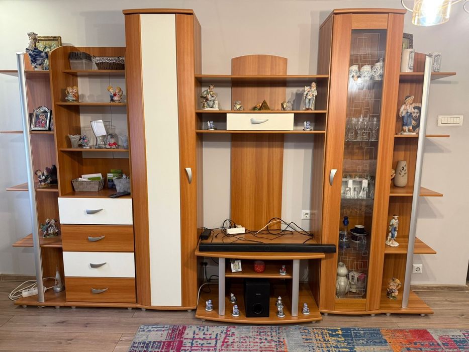 Vând biblioteca în stare buna