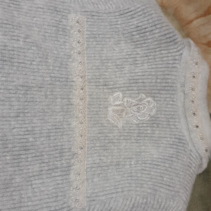 Ayollar jemperi. Oq moqiq sifatli