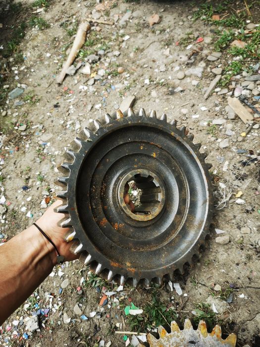 Vând pinioane cutie 650 și chingi