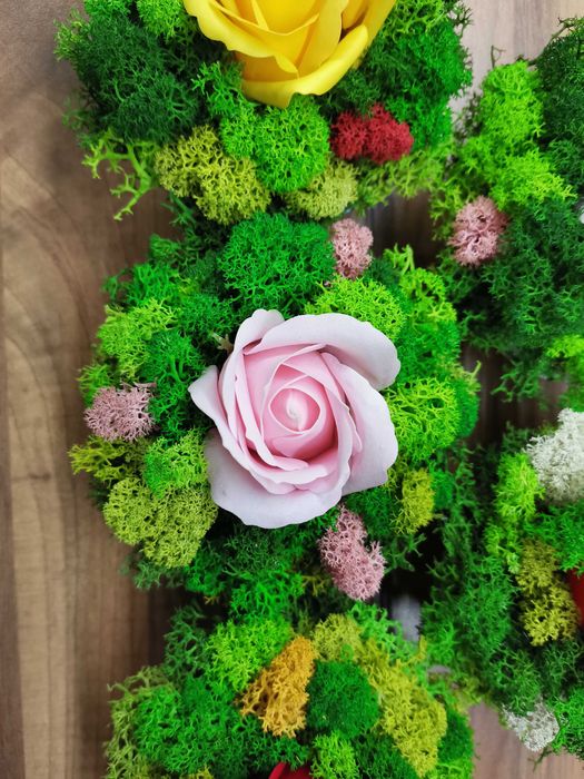 Декорация със скандинавски мъх и сапунена роза
