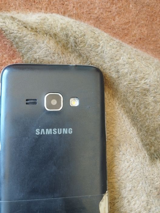 Продам смартфон j1
