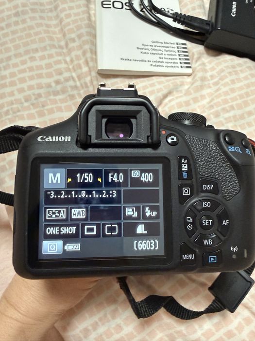 Фотоапарат Canon 2000 D