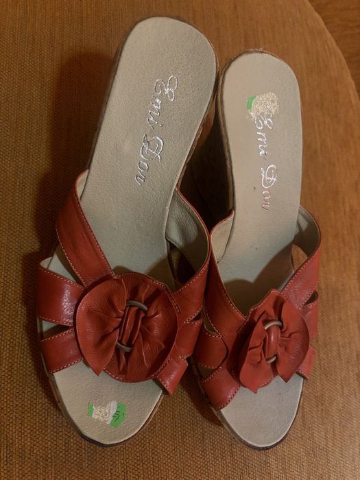 Vand papuci noi, din piele