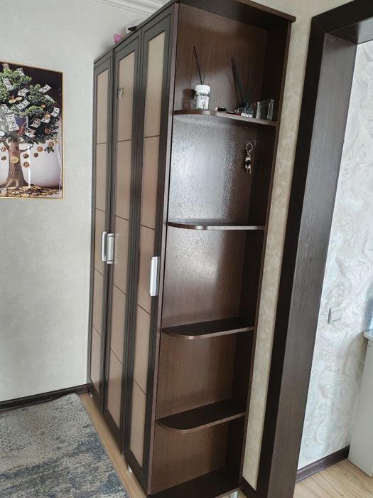 Продам шкаф для прихожей с обувницей