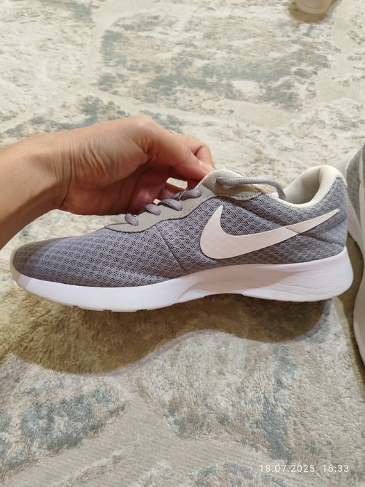 Продам оригинальные кроссовки Nike