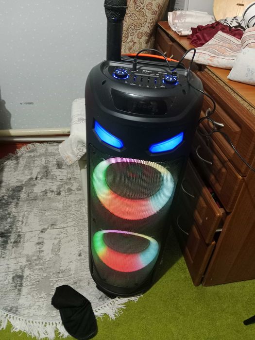 Музыкальный центр продам, микрофон имеется.