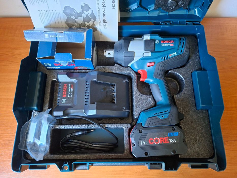Masini de insurubat cu impact Bosch Professional GDS 18V-1000 si GDS 18V-1050 H in cutie cu un acumulator si incarcator