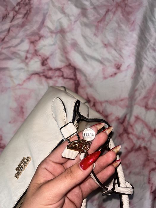 Продавам чанти- оригинална на Guess и сребриста подходяща за официални събития