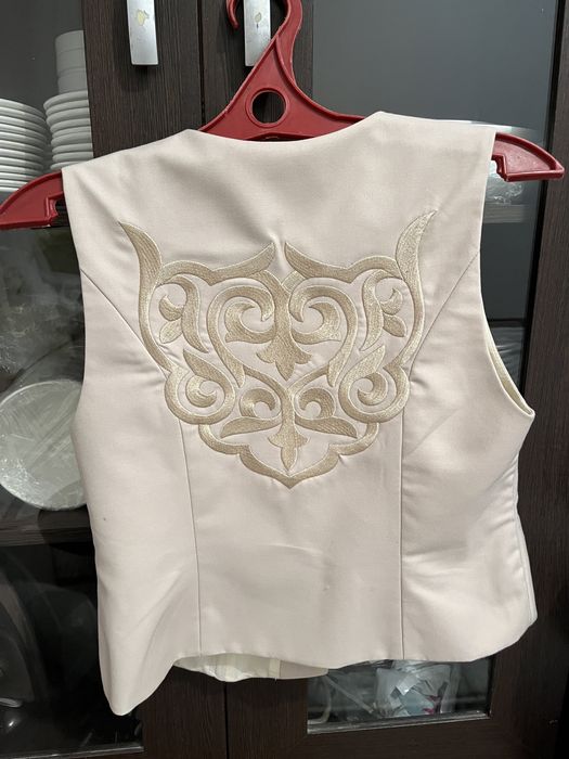 Жилет с орнаментом