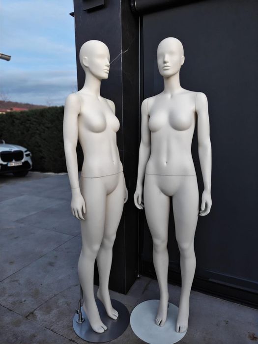 Vand 2 manechine profesionale de femeie