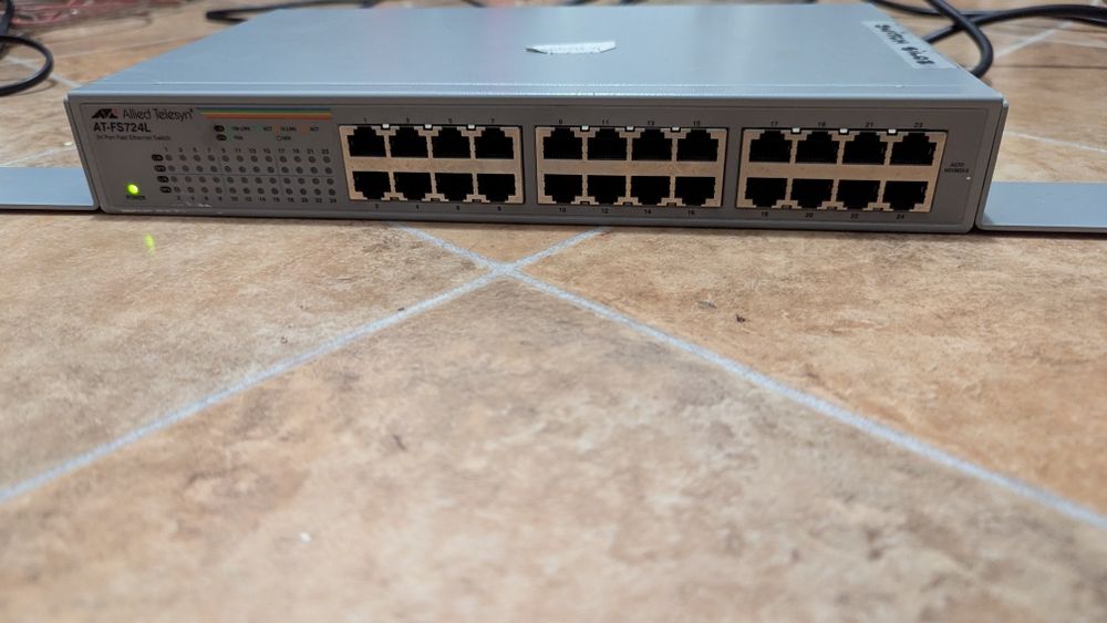 Switch Allied Telesyn AT-FS724L