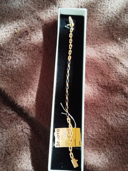 Браслет с бриллиантами и драгоценными камнями.