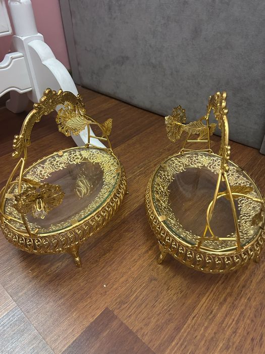 золотистая посуда для сервировки