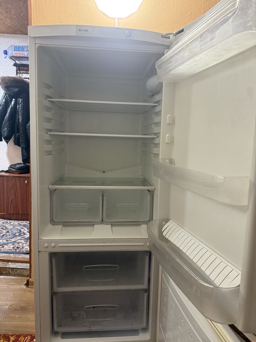 Продам холодильник Indesit