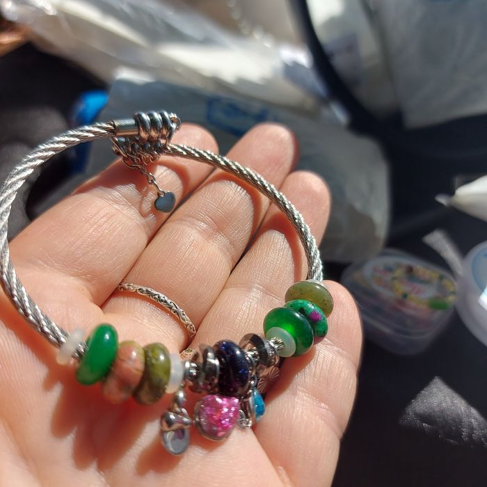 Специална гривна с талисмани