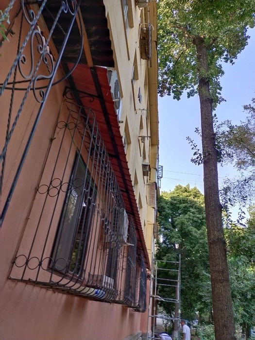 Установка козырьков над окнами*