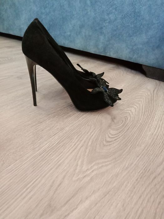 Распродажа! Замшевые туфли с открытым носом  с камнями Swarovski