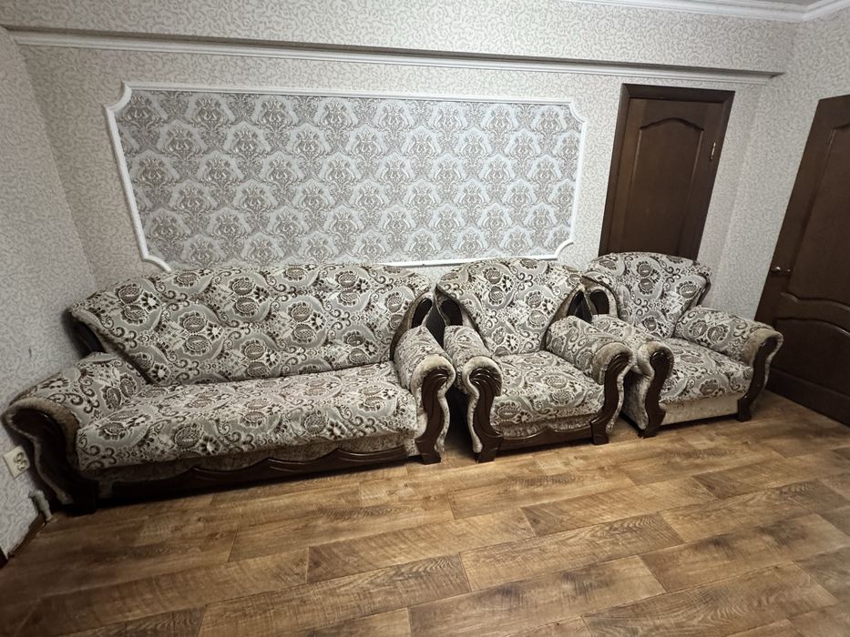 Продаю диван с креслой