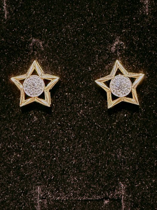 Продам золотые серьги с бриллиантами