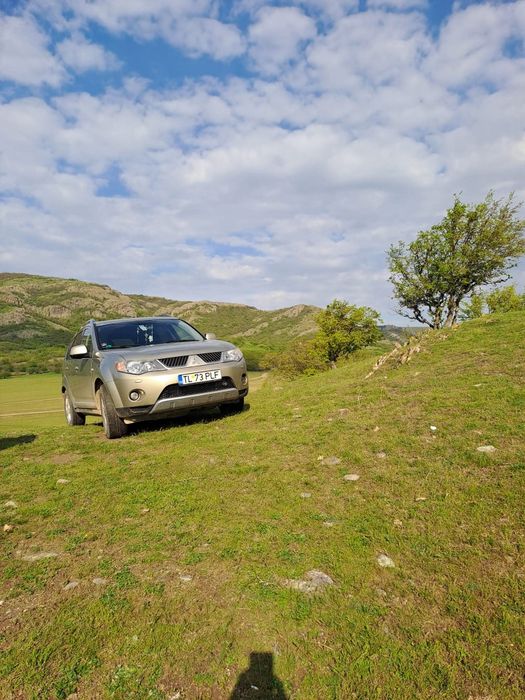 Vând Mitsubishi Outlander