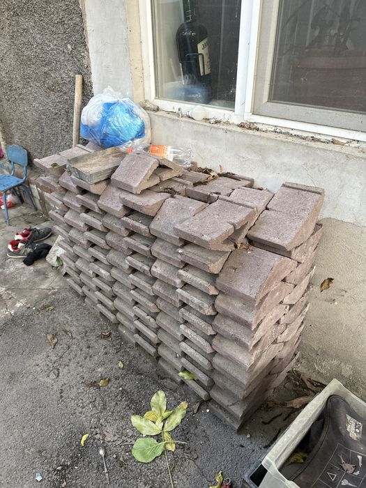 Шапочки на забор красные