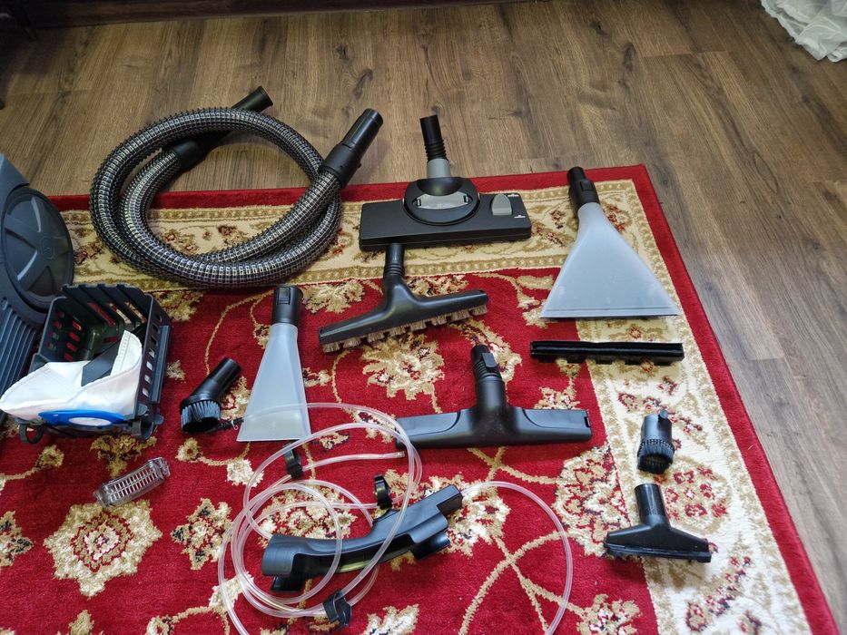 Aspirator Bosch AquaWash&Clean cu functie de spalare