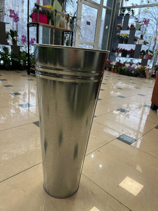 Подцинковани цветарски вази