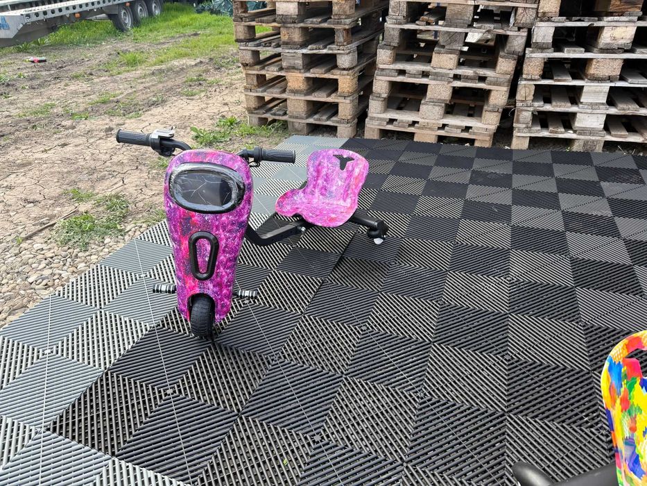 Tricicleta DRIFTURI electrică 360° pentru copii