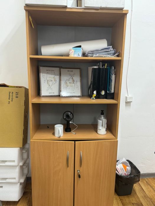 Шкаф и стол в отличном состяний