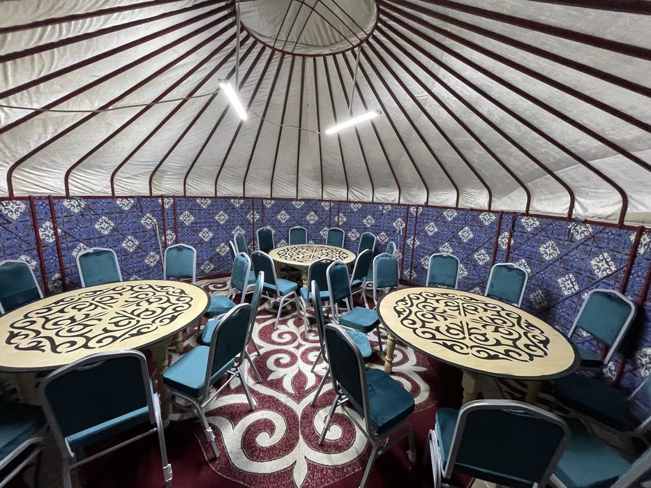 Круглый стол и стулья